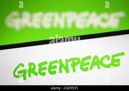 Ukraine. 13 septembre 2021. Dans cette illustration, un logo Greenpeace apparaît sur un smartphone et un écran de pc. (Photo de Pavlo Gonchar/SOPA Images/Sipa USA) crédit: SIPA USA/Alay Live News Banque D'Images