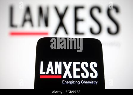 Ukraine. 13 septembre 2021. Dans cette illustration, un logo Lanxess AG apparaît sur un smartphone et un écran de pc. (Photo de Pavlo Gonchar/SOPA Images/Sipa USA) crédit: SIPA USA/Alay Live News Banque D'Images