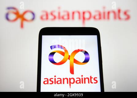 Ukraine. 13 septembre 2021. Dans cette illustration, un logo Asian Paints Ltd est visible sur un smartphone et un écran de pc. (Photo de Pavlo Gonchar/SOPA Images/Sipa USA) crédit: SIPA USA/Alay Live News Banque D'Images