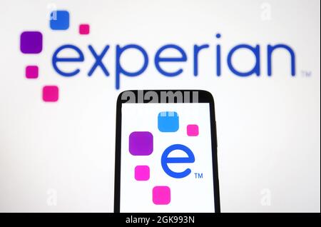 Ukraine. 13 septembre 2021. Dans cette illustration, un logo Experian plc est visible sur un smartphone et un écran de pc. (Photo de Pavlo Gonchar/SOPA Images/Sipa USA) crédit: SIPA USA/Alay Live News Banque D'Images