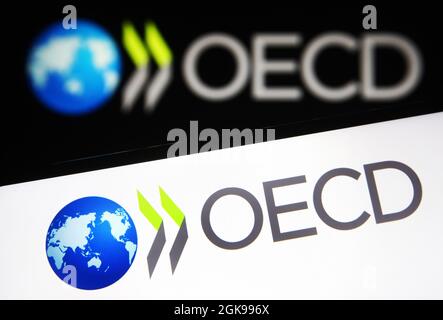 Ukraine. 13 septembre 2021. Dans cette illustration, un logo de l'Organisation de coopération et de développement économiques (OCDE) est visible sur un smartphone et un écran de pc. (Credit image: © Pavlo Gonchar/SOPA Images via ZUMA Press Wire) Banque D'Images