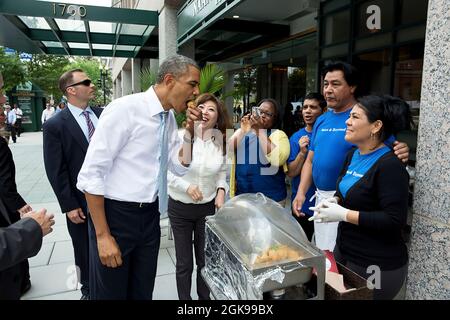 Le président Barack Obama a fait des échantillons de nourriture à l'extérieur de Naan & Beyond, un restaurant indien à Washington, D.C., le 9 juin 2014. (Photo officielle de la Maison Blanche par Pete Souza) cette photo officielle de la Maison Blanche est disponible uniquement pour publication par les organismes de presse et/ou pour impression personnelle par le(s) sujet(s) de la photo. La photographie ne peut être manipulée d'aucune manière et ne peut pas être utilisée dans des documents commerciaux ou politiques, des publicités, des courriels, des produits, des promotions qui, de quelque manière que ce soit, suggèrent l'approbation ou l'approbation du Président, de la première famille ou de la Maison Blanche. Banque D'Images