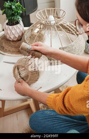 Une Femme Fabrique Une Lampe De Bricolage à La Main à Partir De Corde De  Jute