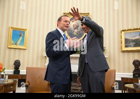 Le président Barack Obama plaisanta avec le Premier ministre australien Tony Abbott à la suite d'une réunion bilatérale dans le Bureau ovale, le 12 juin 2014. (Photo officielle de la Maison Blanche par Pete Souza) cette photo officielle de la Maison Blanche est disponible uniquement pour publication par les organismes de presse et/ou pour impression personnelle par le(s) sujet(s) de la photo. La photographie ne peut être manipulée d'aucune manière et ne peut pas être utilisée dans des documents commerciaux ou politiques, des publicités, des courriels, des produits, des promotions qui, de quelque manière que ce soit, suggèrent l'approbation ou l'approbation du Président, de la première famille ou du Banque D'Images