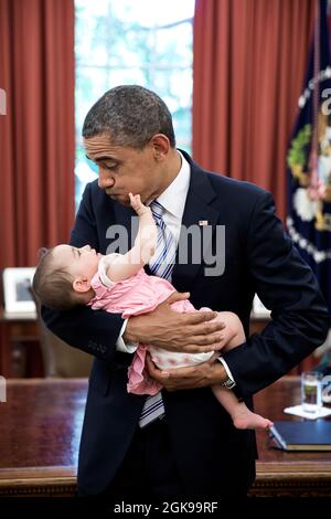 Le président Barack Obama tient dans le bureau ovale, le 14 juin 2013, Malia Neufeld, âgée de six mois, fille d'Adam Neufeld, membre du personnel sortant. (Photo officielle de la Maison Blanche par Pete Souza) cette photo officielle de la Maison Blanche est disponible uniquement pour publication par les organismes de presse et/ou pour impression personnelle par le(s) sujet(s) de la photo. La photographie ne peut être manipulée d'aucune manière et ne peut pas être utilisée dans des documents commerciaux ou politiques, des publicités, des courriels, des produits, des promotions qui, de quelque manière que ce soit, suggèrent l'approbation ou l'approbation du Président, de la première famille, ou Banque D'Images