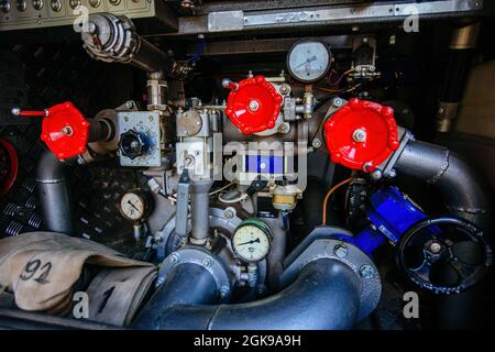 Pompe à eau et autres dispositifs techniques dans la machine à incendie pour éteindre un incendie, gros plan. Banque D'Images