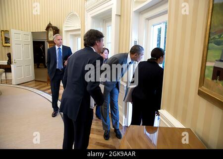 Le président Barack Obama et les membres de son personnel de la sécurité nationale regardent les expositions de la Maker faire sur la pelouse du Sud depuis une fenêtre dans le Bureau ovale, le 18 juin 2014. (Photo officielle de la Maison Blanche par Pete Souza) cette photo officielle de la Maison Blanche est disponible uniquement pour publication par les organismes de presse et/ou pour impression personnelle par le(s) sujet(s) de la photo. La photographie ne peut être manipulée d'aucune manière et ne peut pas être utilisée dans des documents commerciaux ou politiques, des publicités, des courriels, des produits, des promotions qui, de quelque manière que ce soit, suggèrent l'approbation ou l'approbation du Président Banque D'Images