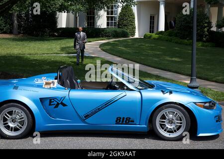 Le président Barack Obama se dirige vers une voiture biodiesel, l'une des expositions du premier White House Maker faire sur la pelouse sud de la Maison Blanche, le 18 juin 2014. Le président a rencontré des étudiants, des entrepreneurs et des citoyens de tous les jours qui utilisent de nouveaux outils et de nouvelles techniques pour lancer de nouvelles entreprises, acquérir des compétences essentielles en sciences, en technologie, en génie et en mathématiques (STEM), Et alimenter la renaissance de la fabrication américaine.(photo officielle de la Maison Blanche par Pete Souza) cette photo officielle de la Maison Blanche est mise à disposition uniquement pour publication par des organismes de presse et/ou pour impression à usage personnel Banque D'Images