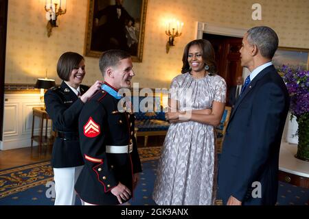 Le président Barack Obama et la première dame Michelle Obama discutent avec le caporal William 'Kyle' Carpenter, corps des Marines des États-Unis (Ret.) dans la salle bleue à la suite d'une cérémonie de la Médaille d'honneur dans la salle est de la Maison Blanche, le 19 juin 2014. Cpl. Carpenter a reçu la Médaille d'honneur pour ses actions courageuses en servant comme fusil automatique avec la Compagnie F, 2e Bataillon, 9e Marines, équipe de combat régimentaire 1, 1re Division maritime (avant), I Force expéditionnaire maritime (avant), dans la province de Helmand, en Afghanistan. (Photo officielle de la Maison Blanche par Pete Souza) cette photo officielle de la Maison Blanche est en cours Banque D'Images