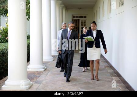 Le président Barack Obama marche sur la Colonnade de la Maison Blanche avec Danielle Crutchfield, directrice de la planification et de l'avance, suivie par le chef de cabinet Denis McDonough et Anita Decker Breckenridge, chef de cabinet adjoint des opérations, le 20 juin 2014. (Photo officielle de la Maison Blanche par Pete Souza) cette photo officielle de la Maison Blanche est disponible uniquement pour publication par les organismes de presse et/ou pour impression personnelle par le(s) sujet(s) de la photo. La photographie ne peut être manipulée d'aucune manière et ne peut pas être utilisée dans des documents commerciaux ou politiques, des publicités, des e-mails Banque D'Images