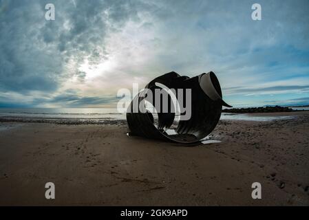 Mary's Shell à Cleveleys Around Sunset - sculpture publique en métal d'art par Stephen Broadbent, Cleveleys Beach, Fylde Coast of Lancashire, Angleterre. Banque D'Images