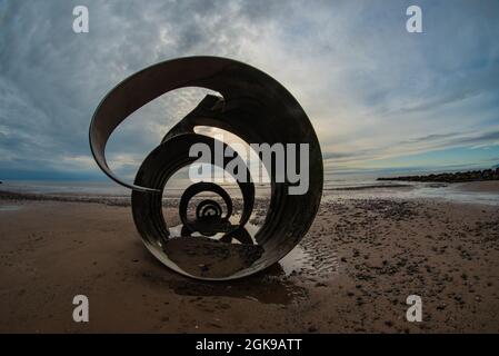 Mary's Shell à Cleveleys Around Sunset - sculpture publique en métal d'art par Stephen Broadbent, Cleveleys Beach, Fylde Coast of Lancashire, Angleterre. Banque D'Images