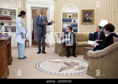 Le président Barack Obama s'entretient avec des conseillers à la suite d'un appel téléphonique avec le président russe Vladimir Poutine dans le bureau ovale, le 23 juin 2014. Le Président, de gauche à droite, est formé de la Conseillère pour la sécurité nationale Susan E. Rice, de Tony Blinken, Conseiller adjoint pour la sécurité nationale, de Lyn Debevoise, Directrice pour l'Europe de l'est et de Caroline Atkinson, Conseillère adjointe pour la sécurité nationale en économie internationale. (Photo officielle de la Maison Blanche par Pete Souza) cette photo officielle de la Maison Blanche est disponible uniquement pour publication par les organismes de presse et/ou pour impression personnelle par le(s) sujet(s) du Banque D'Images