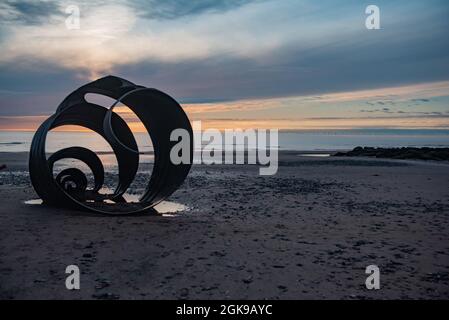 Mary's Shell à Cleveleys Around Sunset - sculpture publique en métal d'art par Stephen Broadbent, Cleveleys Beach, Fylde Coast of Lancashire, Angleterre. Banque D'Images