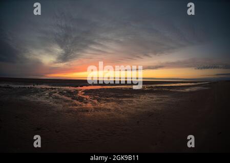 Coucher de soleil sur Cleveleys - Plage de Cleveleys, Côte de Fylde Lancashire, Angleterre. Banque D'Images