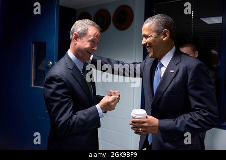 Le président Barack Obama s'entretient avec le Maryland Gov. Martin O'Malley fait marche arrière avant de faire des remarques sur la loi sur les soins abordables au Collège communautaire de Prince George à Largo, Maryland, le 26 septembre 2013. (Photo officielle de la Maison Blanche par Pete Souza) cette photo officielle de la Maison Blanche est disponible uniquement pour publication par les organismes de presse et/ou pour impression personnelle par le(s) sujet(s) de la photo. La photographie ne peut être manipulée d'aucune manière et ne peut pas être utilisée dans des documents commerciaux ou politiques, des publicités, des courriels, des produits, des promotions qui, de quelque manière que ce soit, suggèrent une approbation o Banque D'Images