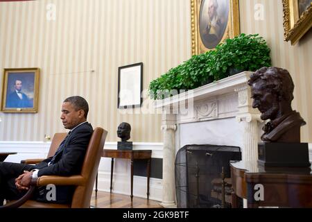 28 septembre 2012'Un portrait franc du Président pendant une réunion, juxtaposé avec les peintures d'Abraham Lincoln et George Washington, bustes de Martin Luther King, Jr. Et Abraham Lincoln, et la Proclamation d'émancipation. C'est un angle difficile à obtenir parce que j'ai dû m'asseoir devant la porte fermée du bureau ovale et j'espère que personne ne l'ouvrirait et me renverrait. » (Photo officielle de la Maison Blanche par Pete Souza) cette photo officielle de la Maison Blanche est disponible uniquement pour publication par les organismes de presse et/ou pour impression personnelle par le(s) sujet(s) de la photo. Banque D'Images