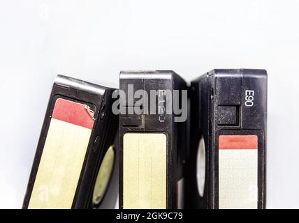 Trois cassettes vidéo VHS empilées verticalement avec une étiquette vierge isolée sur un fond blanc. Ancien format vidéo standard pour le Home Entertainment. Outda Banque D'Images
