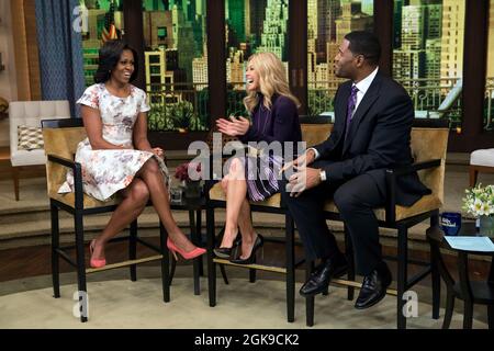 La première dame Michelle Obama participe à une bande avec Kelly Ripa et Michael Strahan pour 'Live! Avec Kelly et Michael au Live avec Kelly Studios à New York, New York, 17 octobre 2012. (Photo officielle de la Maison Blanche par Sonya N. Hebert) cette photo officielle de la Maison Blanche est disponible uniquement pour publication par les organismes de presse et/ou pour impression personnelle par le(s) sujet(s) de la photo. La photographie ne peut être manipulée d'aucune manière et ne peut pas être utilisée dans des documents commerciaux ou politiques, des publicités, des e-mails, des produits, des promotions qui, de quelque manière que ce soit, suggèrent une approbation ou fr Banque D'Images