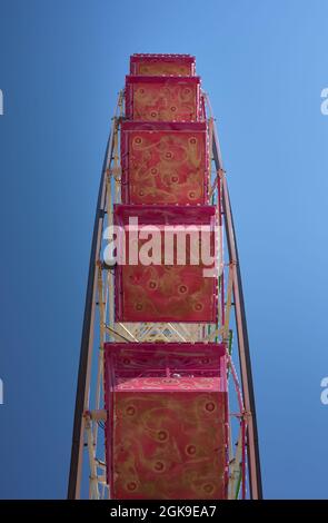 détail d'une grande roue colorée dans un parc d'attractions Banque D'Images