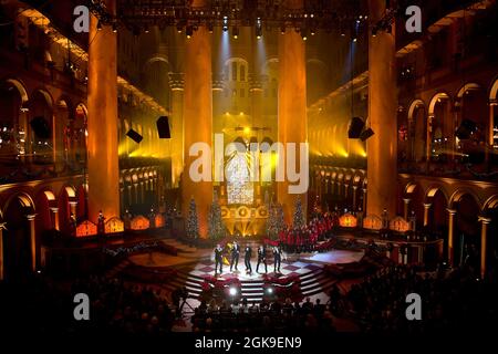 15 décembre 2013'le National Building Museum a été illuminé de façon spectaculaire dans cette vue depuis le balcon tandis que la famille Obama et d'autres ont écouté les Backstreet Boys se produire lors de l'enregistrement annuel « Christmas in Washington ». (Photo officielle de la Maison Blanche par Pete Souza) cette photo officielle de la Maison Blanche est disponible uniquement pour publication par les organismes de presse et/ou pour impression personnelle par le(s) sujet(s) de la photo. La photographie ne peut être manipulée d'aucune manière et ne peut pas être utilisée dans des documents commerciaux ou politiques, des publicités, des e-mails, des produits, des promotions que dans un Banque D'Images