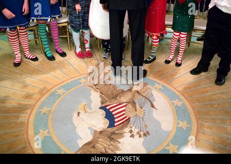 Le président Barack Obama s'entretient avec les membres aux couleurs vives des Patt Holt Singers dans la salle de réception diplomatique de la Maison Blanche, le 11 décembre 2014. Le groupe s'est produit lors d'une réception de vacances à la Maison Blanche. (Photo officielle de la Maison Blanche par Chuck Kennedy) cette photo officielle de la Maison Blanche est disponible uniquement pour publication par les organismes de presse et/ou pour impression personnelle par le(s) sujet(s) de la photo. La photographie ne peut être manipulée d'aucune manière et ne peut pas être utilisée dans des documents commerciaux ou politiques, des publicités, des courriels, des produits, des promotions Banque D'Images