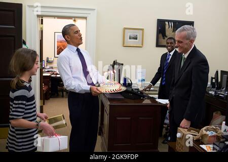Le président Barack Obama, accompagné de la fille du chef d'état-major Denis McDonough, porte un gâteau d'anniversaire pour surprendre McDonough dans le bureau du chef d'état-major de l'aile ouest, le 2 décembre 2013. (Photo officielle de la Maison Blanche par Pete Souza) cette photo officielle de la Maison Blanche est disponible uniquement pour publication par les organismes de presse et/ou pour impression personnelle par le(s) sujet(s) de la photo. La photographie ne peut être manipulée d'aucune manière et ne peut pas être utilisée dans des documents commerciaux ou politiques, des publicités, des courriels, des produits, des promotions qui, de quelque manière que ce soit, suggèrent une approbation ou un endosperme Banque D'Images
