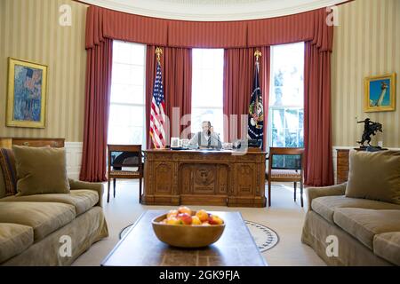 Le président Barack Obama fait des appels téléphoniques le jour de Thanksgiving aux troupes américaines à partir du Bureau ovale, le 28 novembre 2013. (Photo officielle de la Maison Blanche par Pete Souza) cette photo officielle de la Maison Blanche est disponible uniquement pour publication par les organismes de presse et/ou pour impression personnelle par le(s) sujet(s) de la photo. La photographie ne peut être manipulée d'aucune manière et ne peut pas être utilisée dans des documents commerciaux ou politiques, des publicités, des courriels, des produits, des promotions qui, de quelque manière que ce soit, suggèrent l'approbation ou l'approbation du Président, de la première famille ou de la Maison Blanche. Banque D'Images