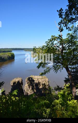 Surplombant la formation rocheuse de Twin Sisters et le fleuve Mississippi au parc national Mississippi Palisades, à l'extérieur de Savanna Illinois. Banque D'Images