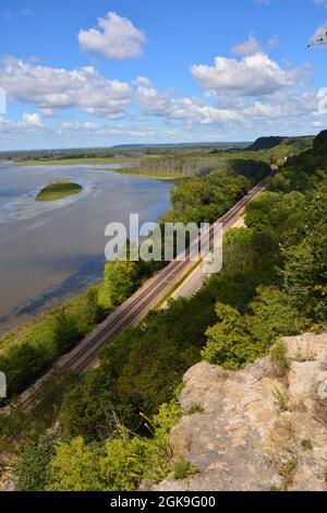 Vue sur les voies de chemin de fer le long du fleuve Mississippi à Lookout point surplombe le parc national Mississippi Palisades à l'extérieur de Savanna Illinois. Banque D'Images