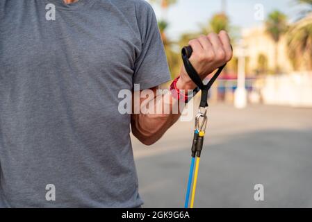 Jeune homme méconnaissable faisant de l'exercice à l'extérieur Banque D'Images