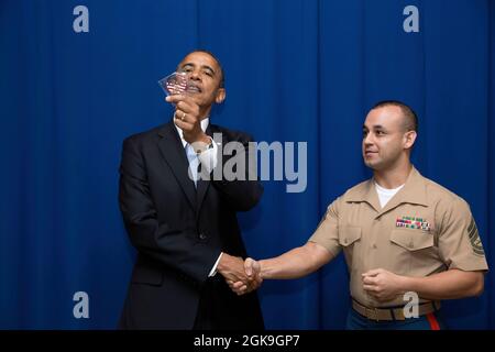 Le président Barack Obama examine une pièce de monnaie unitaire qui lui a été présentée par une marine américaine du détachement de la Marine Security Guard à l'ambassade des États-Unis à Rangoon, en Birmanie, le 19 novembre 2012. (Photo officielle de la Maison Blanche par Pete Souza) cette photo officielle de la Maison Blanche est disponible uniquement pour publication par les organismes de presse et/ou pour impression personnelle par le(s) sujet(s) de la photo. La photographie ne peut être manipulée d'aucune manière et ne peut pas être utilisée dans des documents commerciaux ou politiques, des publicités, des courriels, des produits, des promotions qui, de quelque manière que ce soit, suggèrent l'approbation ou l'approbation du P Banque D'Images