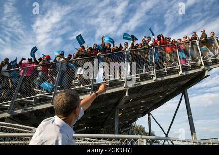 Le président Barack Obama reconnaît la foule lors d'un événement à l'école secondaire McArthur à Hollywood, Floride, le dimanche 4 novembre 2012. (Photo officielle de la Maison Blanche par Pete Souza) cette photo officielle de la Maison Blanche est disponible uniquement pour publication par les organismes de presse et/ou pour impression personnelle par le(s) sujet(s) de la photo. La photographie ne peut être manipulée d'aucune manière et ne peut pas être utilisée dans des documents commerciaux ou politiques, des publicités, des courriels, des produits, des promotions qui, de quelque manière que ce soit, suggèrent l'approbation ou l'approbation du Président, de la première famille ou de la Maison Blanche Banque D'Images