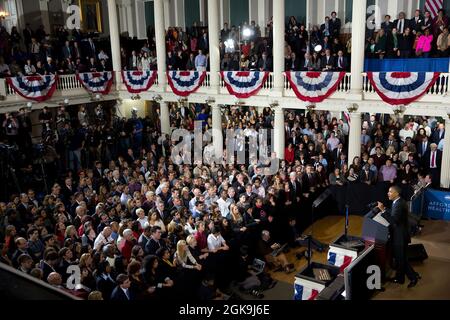 30 octobre, 2013'Amanda Lucidon a fait cette grande photo de vue d'ensemble alors que le président a prononcé des remarques au sujet de l'Affordable Care Act à Faneuil Hall à Boston'. (Photo officielle de la Maison Blanche par Amanda Lucidon) cette photo officielle de la Maison Blanche est disponible uniquement pour publication par les organismes de presse et/ou pour impression personnelle par le(s) sujet(s) de la photo. La photographie ne peut être manipulée d'aucune manière et ne peut pas être utilisée dans des documents commerciaux ou politiques, des publicités, des courriels, des produits, des promotions qui, de quelque manière que ce soit, suggèrent l'approbation ou l'approbation du président Banque D'Images