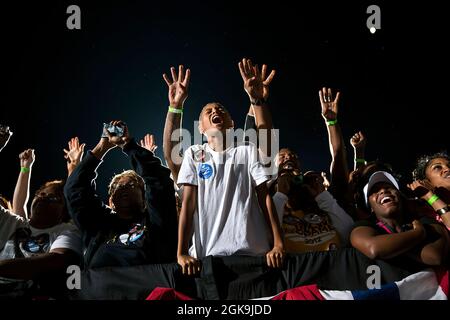 25 octobre 2012'lors d'un rallye nocturne à Cleveland, les soutiens réagissent alors que le président a prononcé ses remarques.' (Photo officielle de la Maison Blanche par Pete Souza) cette photo officielle de la Maison Blanche est disponible uniquement pour publication par les organismes de presse et/ou pour impression personnelle par le(s) sujet(s) de la photo. La photographie ne peut être manipulée d'aucune manière et ne peut pas être utilisée dans des documents commerciaux ou politiques, des publicités, des courriels, des produits, des promotions qui, de quelque manière que ce soit, suggèrent l'approbation ou l'approbation du Président, de la première famille ou de la Maison Blanche. Banque D'Images