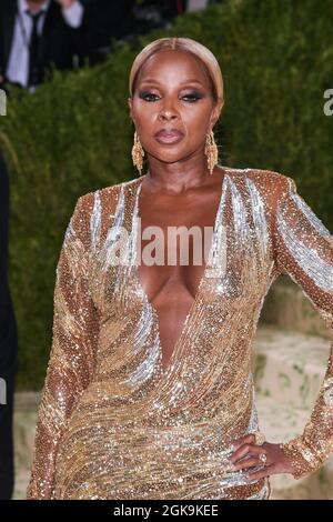 New York, États-Unis. 13 septembre 2021. Mary J. Blige marchant sur le tapis rouge au gala 2021 du Metropolitan Museum of Art Costume Institute célébrant l'ouverture de l'exposition intitulée in America: A Lexique of Fashion qui s'est tenue au Metropolitan Museum of Art de New York, NY, le 13 septembre 2021. (Photo par Anthony Behar/Sipa USA) crédit: SIPA USA/Alay Live News Banque D'Images