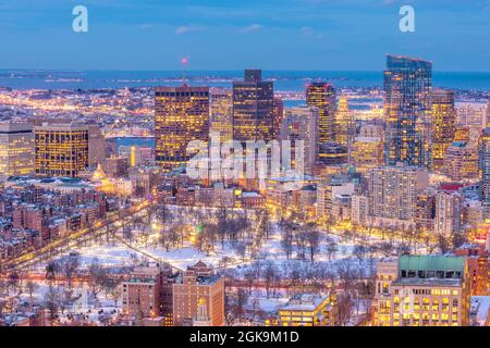 Vue aérienne de Boston Skyline et du Boston Common Park dans le Massachusetts, États-Unis au coucher du soleil en hiver Banque D'Images