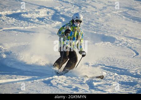 Skieur freeride faisant main debout sur le pic Banque D'Images