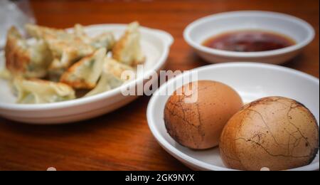 Petit-déjeuner chinois traditionnel avec œufs de thé, boulettes poêlées, vinaigre, Chine Banque D'Images