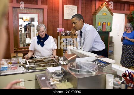 Le président Barack Obama échantillonne le fudge offert par le propriétaire de la boutique Den fudge de Squirrel, LaDonna Secrist, parti, lors d'un arrêt à Mansfield, Ohio, le 1er août 2012. (Photo officielle de la Maison Blanche par Pete Souza) cette photo officielle de la Maison Blanche est disponible uniquement pour publication par les organismes de presse et/ou pour impression personnelle par le(s) sujet(s) de la photo. La photographie ne peut être manipulée d'aucune manière et ne peut pas être utilisée dans des documents commerciaux ou politiques, des publicités, des courriels, des produits, des promotions qui, de quelque manière que ce soit, suggèrent l'approbation ou l'approbation du Président, la première Fam Banque D'Images