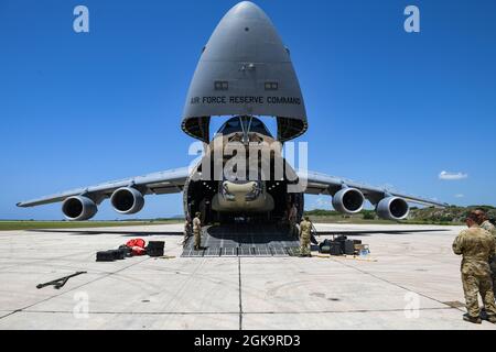 Des soldats du 1er Bataillon, 228e Régiment d'aviation, Force opérationnelle interarmées-Bravo, base aérienne de Soto Cano, Honduras, chargent un hélicoptère CH-47 Chinook dans une galaxie C-5 Super à partir de la base de réserve aérienne de Westover, Massachusetts, pendant le redéploiement à la station navale de Guantanamo Bay, Cuba, le 9 septembre 2021. À la demande du Commandement Sud des États-Unis, des membres du service ont été déployés pour soutenir les efforts de secours pour la population d'Haïti après que le pays ait été frappé par un tremblement de terre, le 14 août. (É.-U. Photo de la Force aérienne par Tech. Sgt. Marleah Cabano) Banque D'Images