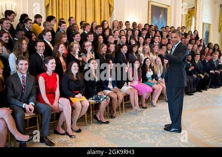 Le président Barack Obama s'entretient avec les membres de la classe de stagiaires de la Maison-Blanche d'été 2012 avant une photo de groupe dans la salle est de la Maison-Blanche, le 7 août 2012. (Photo officielle de la Maison Blanche par Pete Souza) cette photo officielle de la Maison Blanche est disponible uniquement pour publication par les organismes de presse et/ou pour impression personnelle par le(s) sujet(s) de la photo. La photographie ne peut être manipulée d'aucune manière et ne peut pas être utilisée dans des documents commerciaux ou politiques, des publicités, des courriels, des produits, des promotions qui, de quelque manière que ce soit, suggèrent l'approbation ou l'approbation du Président, de l'IF Banque D'Images