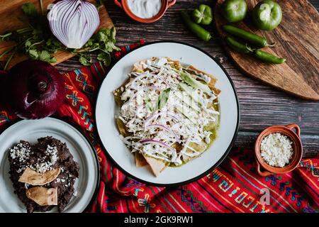 chilaquiles mexicaines avec poulet et sauce verte épicée petit-déjeuner traditionnel au Mexique. Vue horizontale sur le dessus Banque D'Images