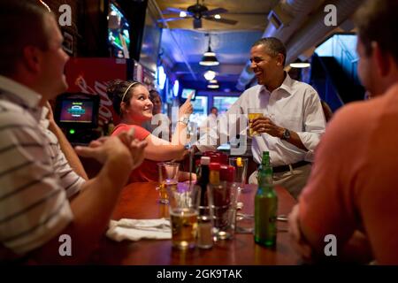 Le président Barack Obama a une bière avec des clients au Pump Haus Pub and Grill à Waterloo, Iowa, le 14 août 2012. (Photo officielle de la Maison Blanche par Pete Souza) cette photo officielle de la Maison Blanche est disponible uniquement pour publication par les organismes de presse et/ou pour impression personnelle par le(s) sujet(s) de la photo. La photographie ne peut être manipulée d'aucune manière et ne peut pas être utilisée dans des documents commerciaux ou politiques, des publicités, des courriels, des produits, des promotions qui, de quelque manière que ce soit, suggèrent l'approbation ou l'approbation du Président, de la première famille ou de la Maison Blanche. Banque D'Images