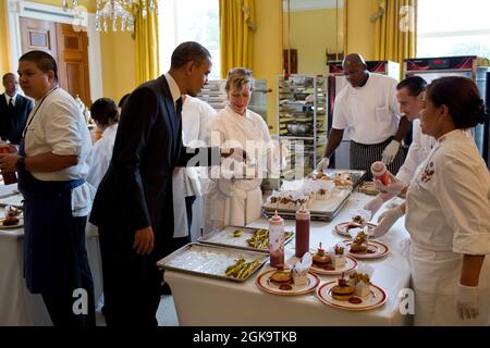 Le président Barack Obama a servi à déguster un frite de courgettes cuites au four dans l'ancienne salle à manger familiale de la Maison Blanche après avoir laissé tomber par l'East Room pour le dîner d'État des enfants, le 20 août 2012. (Photo officielle de la Maison Blanche par Pete Souza) cette photo officielle de la Maison Blanche est disponible uniquement pour publication par les organismes de presse et/ou pour impression personnelle par le(s) sujet(s) de la photo. La photographie ne peut être manipulée d'aucune manière et ne peut pas être utilisée dans des documents commerciaux ou politiques, des publicités, des e-mails, des produits, des promotions qui, de quelque manière que ce soit, suggèrent l'approbation ou l'approbation du Banque D'Images