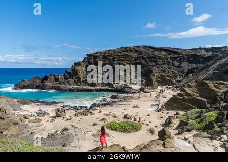 Populaire plage hawaïenne éloignée, très bondée pendant un beau week-end d'été, Oahu, Hawaï Banque D'Images