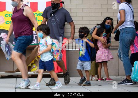 New York, États-Unis. 13 septembre 2021. Les élèves sont licenciés du premier jour d'école au PS 133, dans le quartier de Brooklyn, à New York, aux États-Unis, le 13 septembre 2021. Les écoles publiques de la ville de New York ont commencé une nouvelle année scolaire avec un enseignement et un apprentissage complets en personne lundi, car de nombreux parents et enseignants demandent toujours une option en ligne. Le système scolaire public de la ville de New York, le plus grand des États-Unis avec environ 1.1 millions d'élèves, a vu le retour de la plupart de ses élèves avec joie et anxiété. Credit: Michael Nagle/Xinhua/Alay Live News Banque D'Images