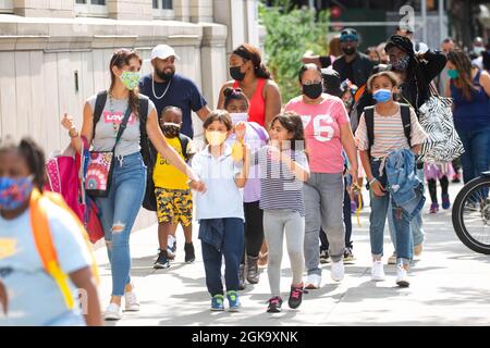 New York, États-Unis. 13 septembre 2021. Les élèves sont licenciés du premier jour d'école au PS 133, dans le quartier de Brooklyn, à New York, aux États-Unis, le 13 septembre 2021. Les écoles publiques de la ville de New York ont commencé une nouvelle année scolaire avec un enseignement et un apprentissage complets en personne lundi, car de nombreux parents et enseignants demandent toujours une option en ligne. Le système scolaire public de la ville de New York, le plus grand des États-Unis avec environ 1.1 millions d'élèves, a vu le retour de la plupart de ses élèves avec joie et anxiété. Credit: Michael Nagle/Xinhua/Alay Live News Banque D'Images