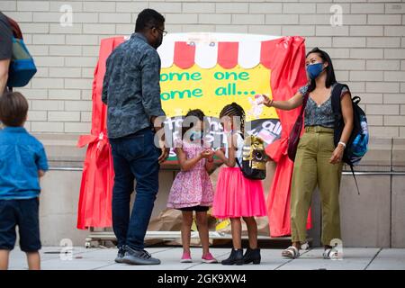 New York, États-Unis. 13 septembre 2021. Les élèves sont licenciés du premier jour d'école au PS 133, dans le quartier de Brooklyn, à New York, aux États-Unis, le 13 septembre 2021. Les écoles publiques de la ville de New York ont commencé une nouvelle année scolaire avec un enseignement et un apprentissage complets en personne lundi, car de nombreux parents et enseignants demandent toujours une option en ligne. Le système scolaire public de la ville de New York, le plus grand des États-Unis avec environ 1.1 millions d'élèves, a vu le retour de la plupart de ses élèves avec joie et anxiété. Credit: Michael Nagle/Xinhua/Alay Live News Banque D'Images