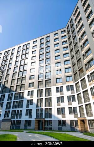 Façade d'un nouveau bâtiment résidentiel de plusieurs étages à Saint-Pétersbourg Banque D'Images